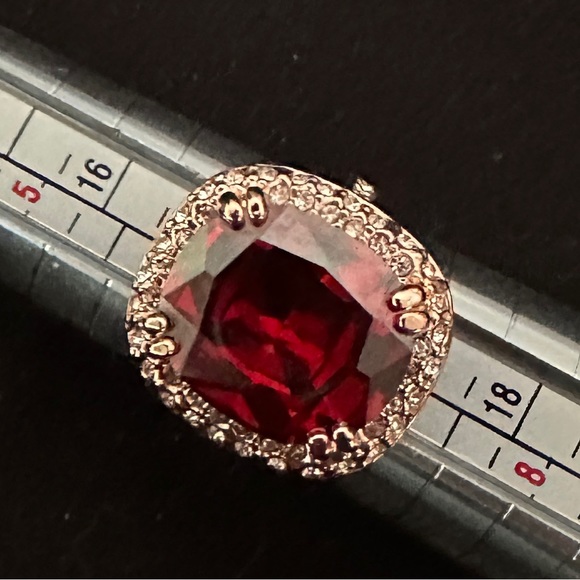 Rose Gold Toned Ring w Large Garnet Colored Oval-Cut Center Stone Size 6 - Picture 2 of 12